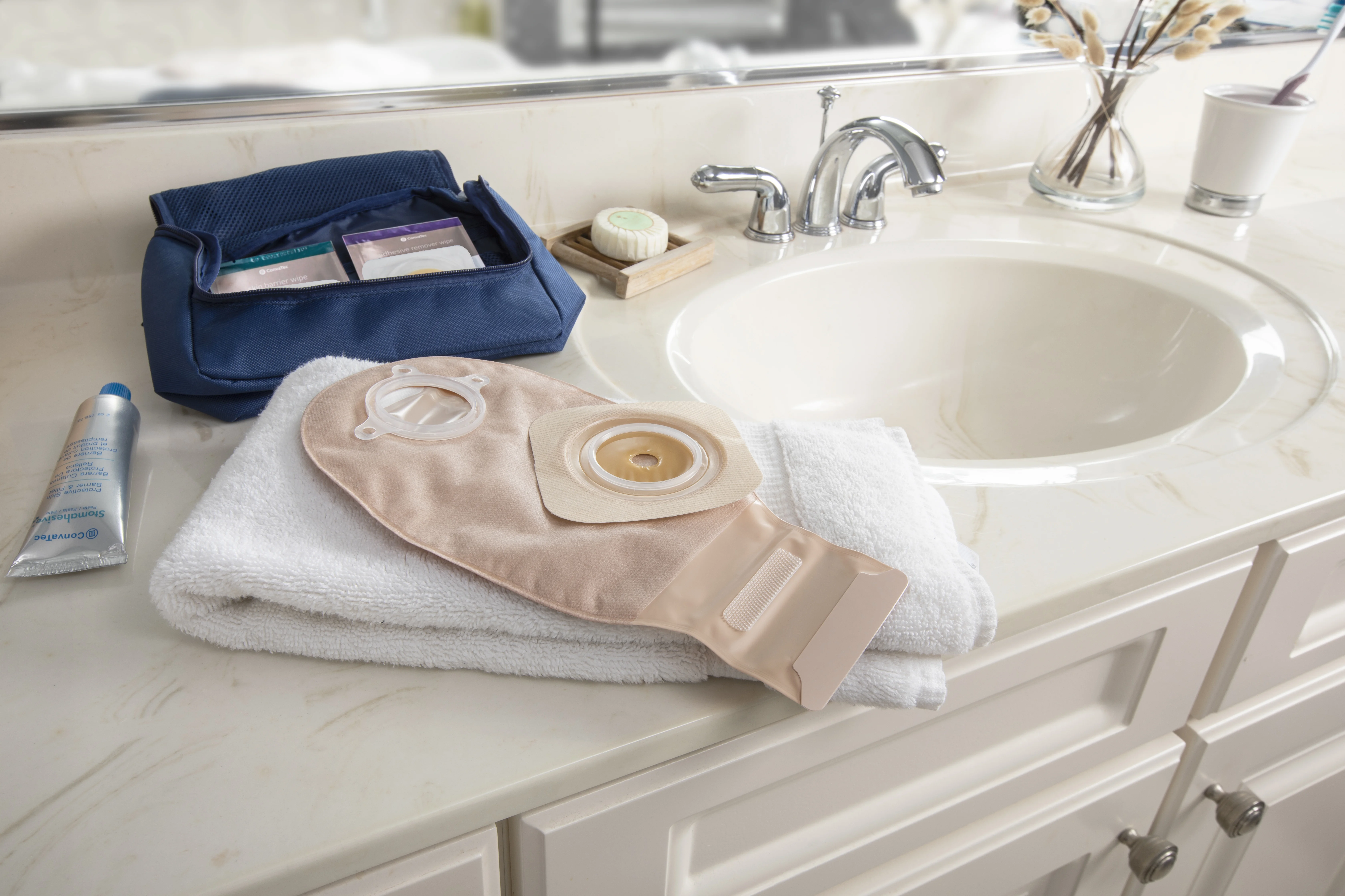 Routine con i prodotti per stomia, ripiano bagno, immagine con esenta
