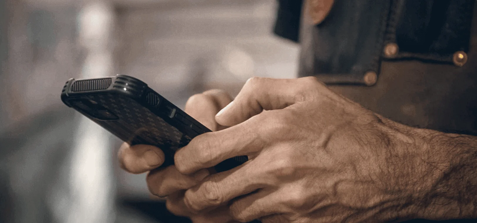 eine Person, die ein Telefon hält