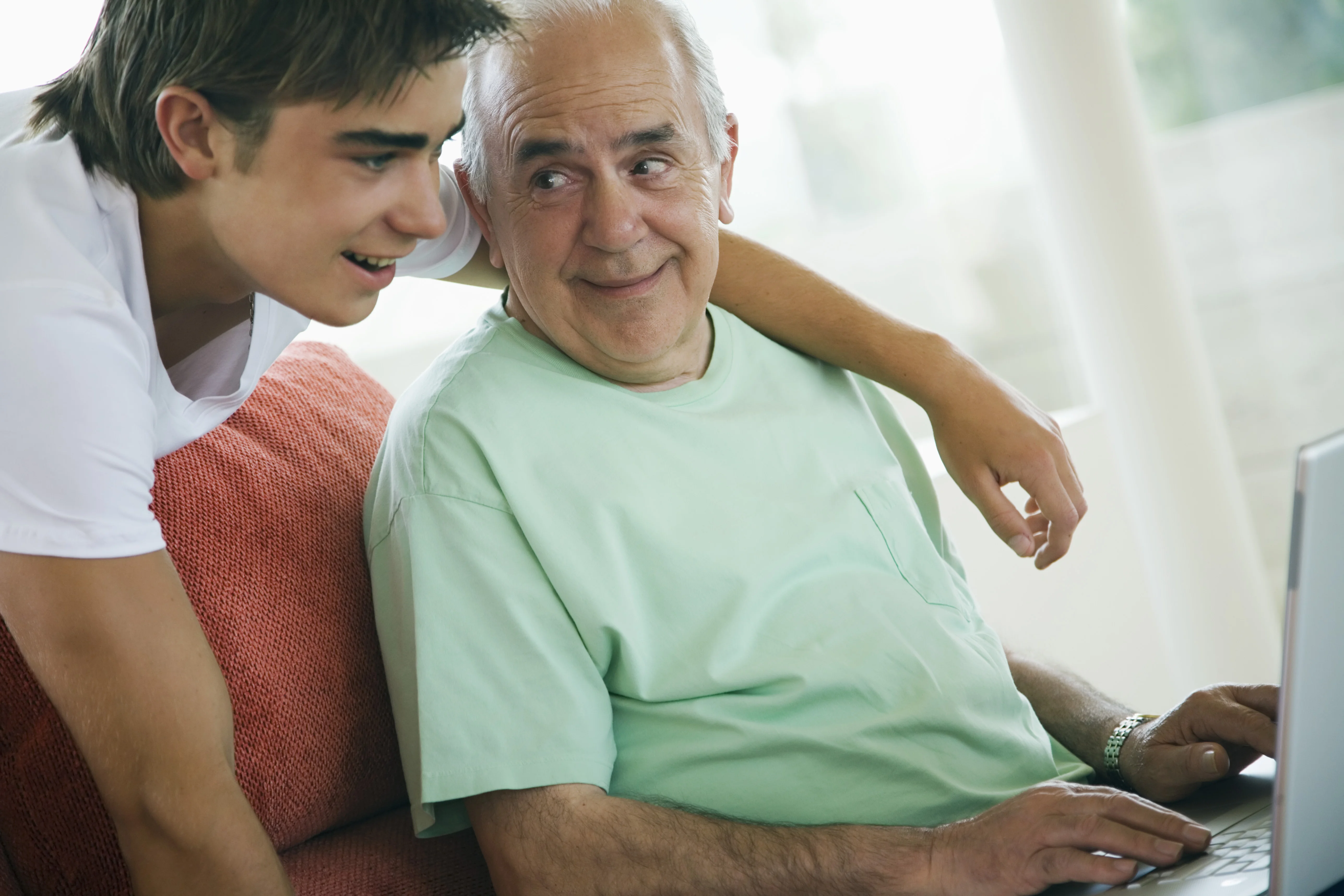 ein Mann und eine Frau, die auf einen Computerbildschirm schauen