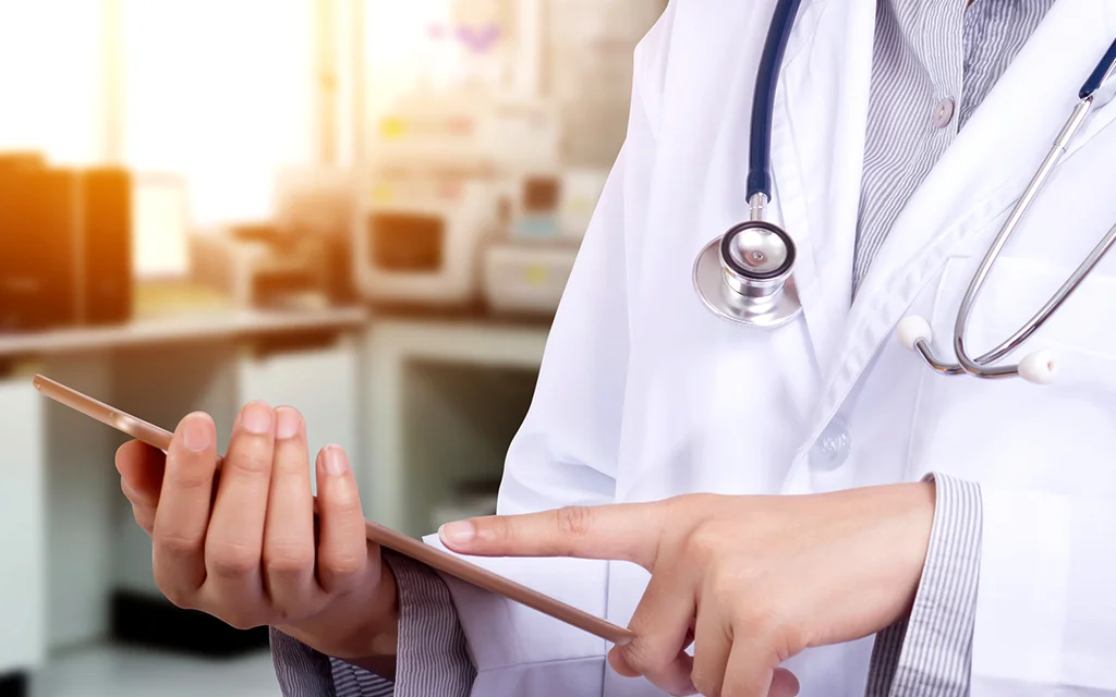 en læge, der holder en patients hånd