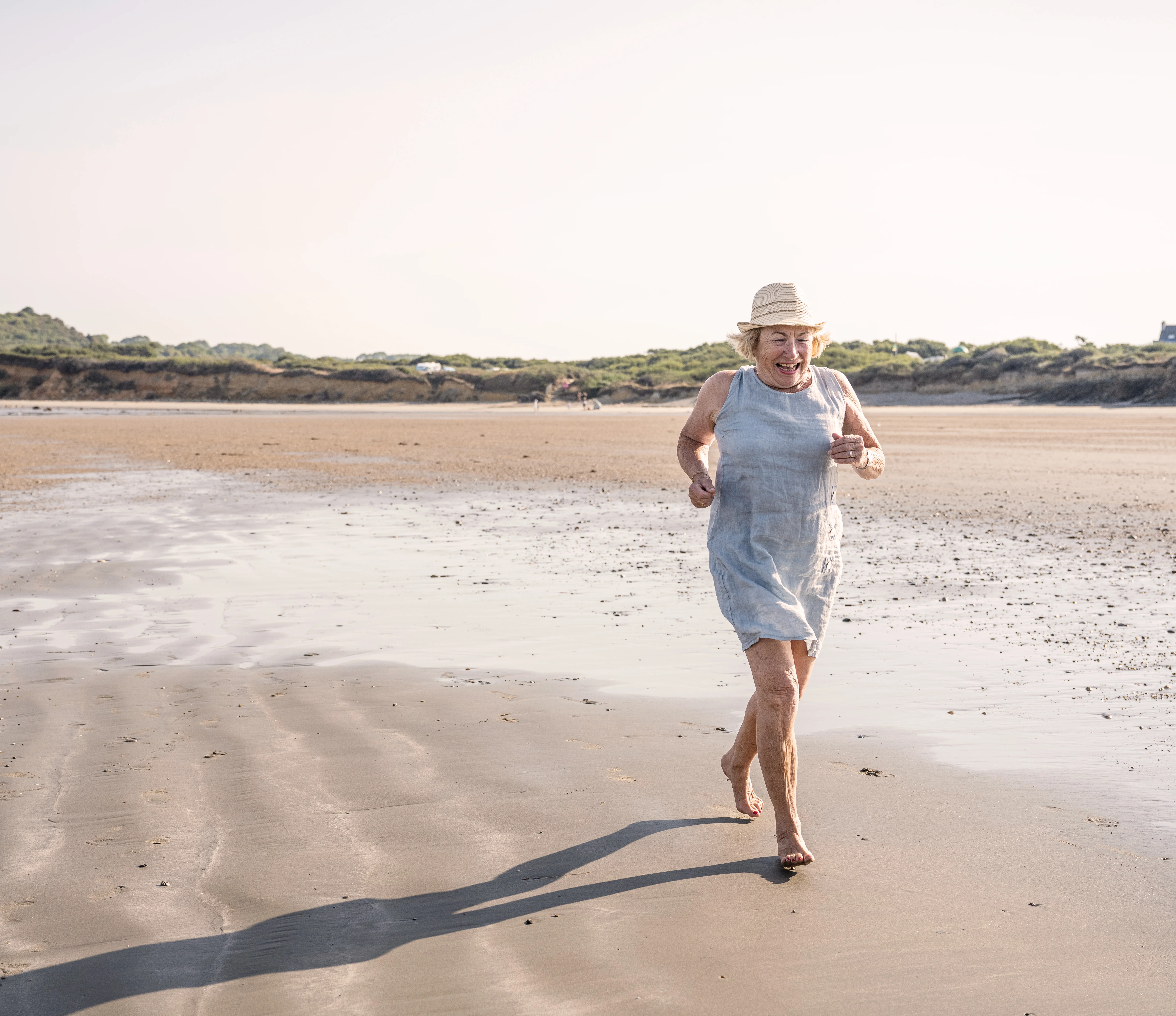 Kvinde løber på stranden
