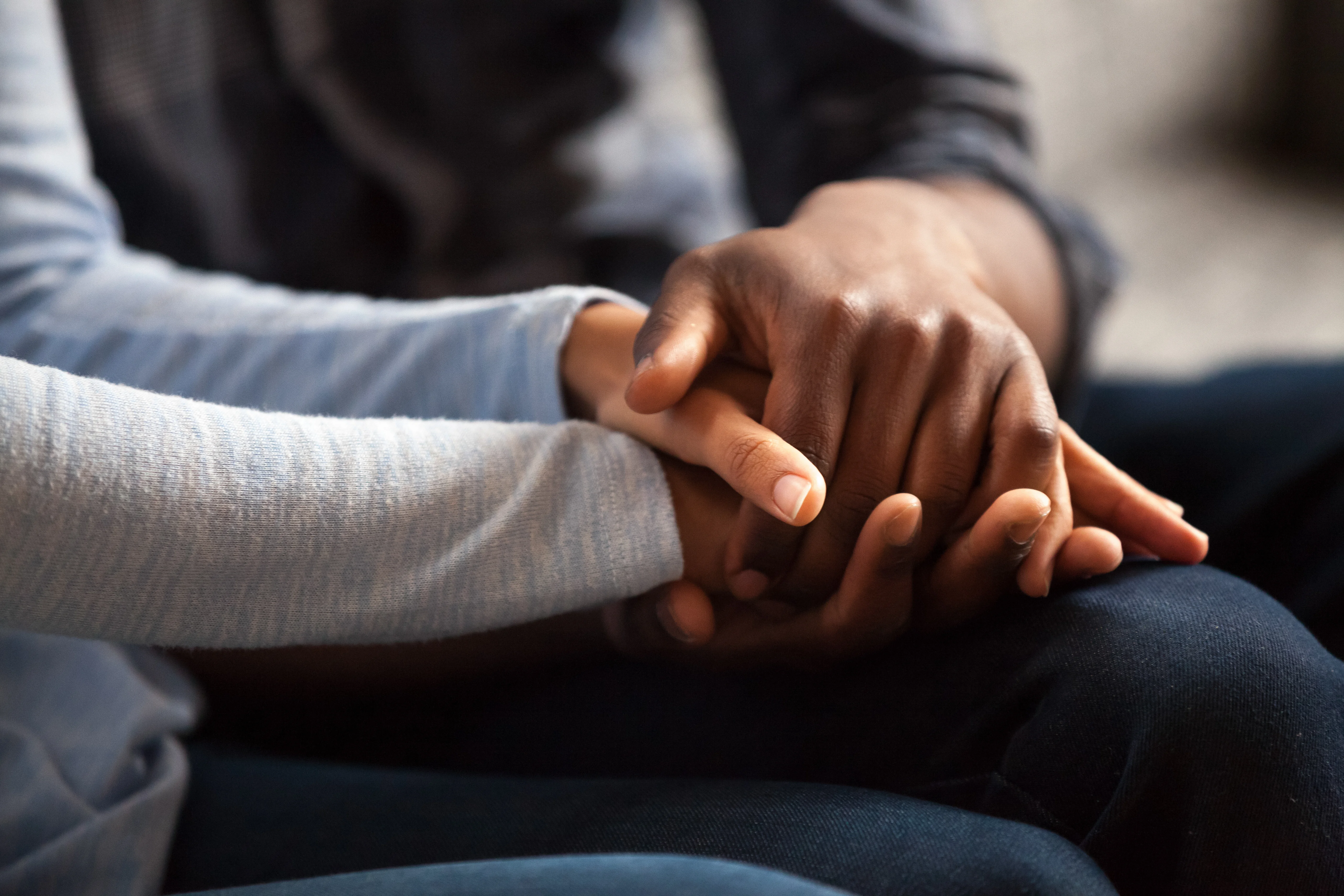 Un primer plano de una persona sosteniendo una mano